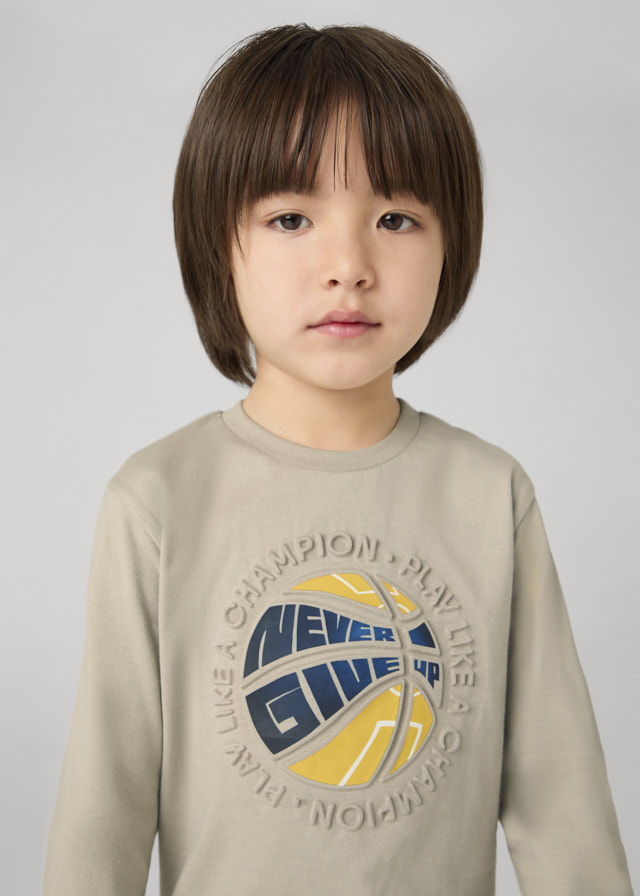 Camiseta com relevo 